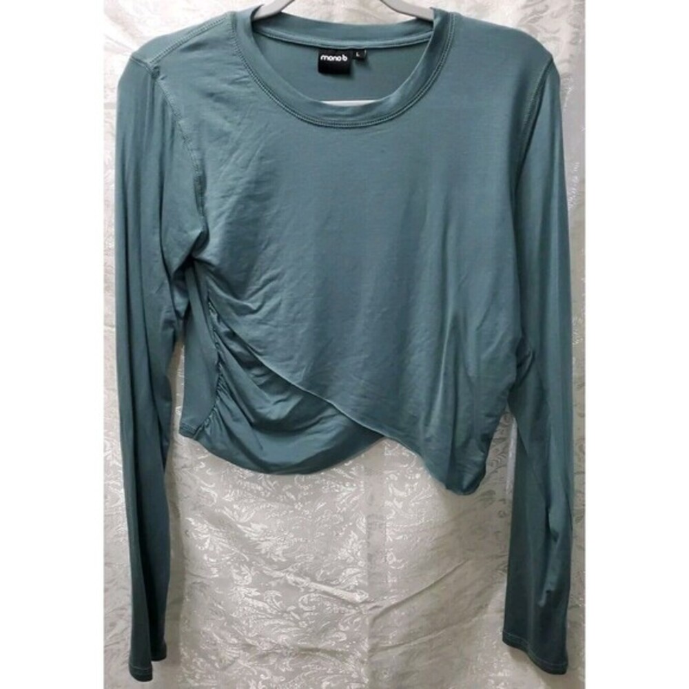NWOT Women’s Mono B Yoga Athletic Top. Size Large‎